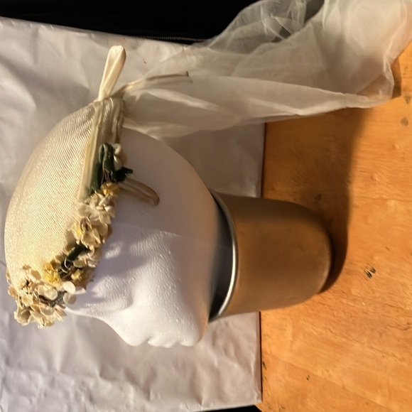 Lovely vintage crème satin like hat with flower band , satin bow n short back - Picture 6 of 9